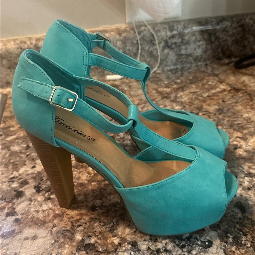 Breckelle Brina Peep Toe T-Strap Platform Heel Seafosn Green. Size 10.